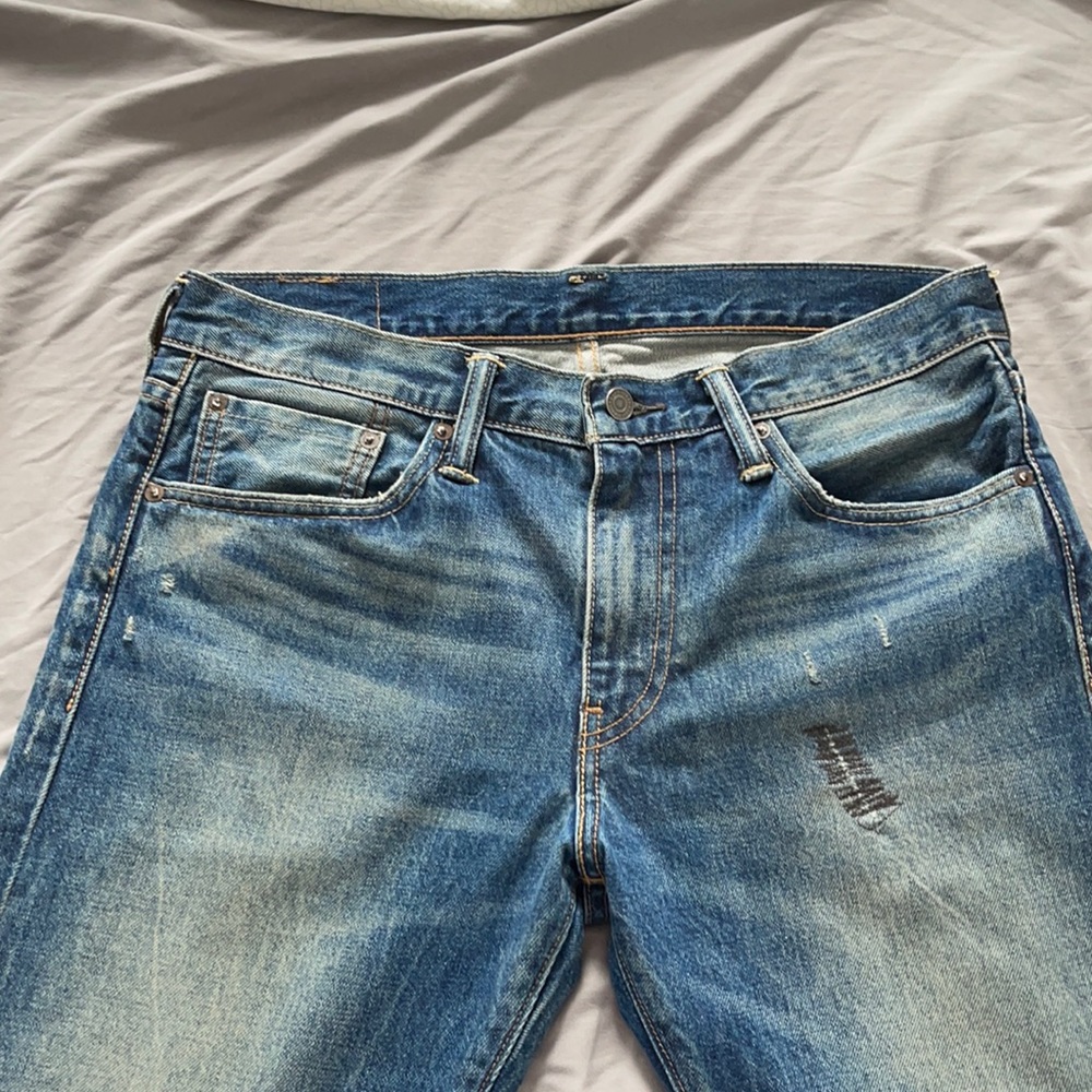 EUC Light wash Denim Levi Intentionally distressed